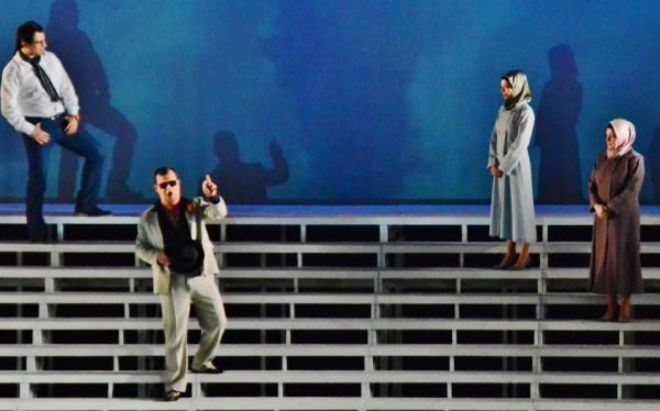 Trkiye mzik tarihinde ilk trbanl opera 17 ubat 2015'de Besteci ve ef Selman Ada Genel Mdrl dneminde, Mehmet Ergven rejisrlnde Antalya Devlet Opera ve Balesi tarafndan sahnelendi.

