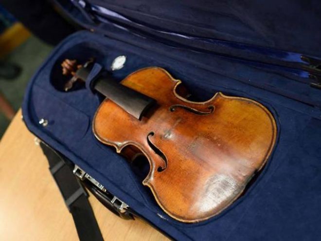 nl Polonyal kemanc Roman Totenbergin 18. yy Antonio Stradivarius yapm keman enstrman sat maazasnda ortaya karld...