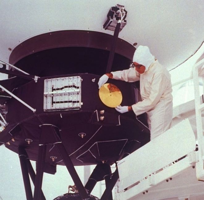 Voyager 1 geri dönüşü olmayan bir yolda devam ediyor... 05 Eylül 1977’de fırlatılan 815 kiloluk bir insansız uzay aracı olan Voyager Güneş Sistemi'nin dışına çıkan ilk araç. İçine dünya ile ilgili temel bilgiler yüklenen altın plakta 
