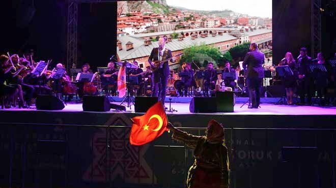 Antalya Bykehir Belediyesi tarafndan dzenlenen II. Uluslararas Yrk Festivalinin al konserinde sipsi, davul, zurna, kabak kemane, balama gibi yresel alglar ile Devlet Opera Orkestras bir araya geldi.