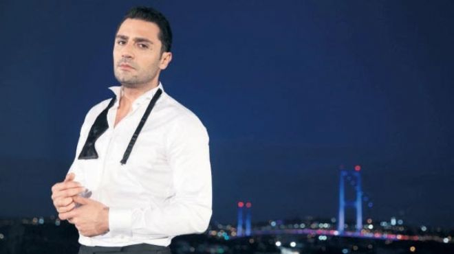 Pop müzik sanatçısı Yaşar İpek dijitalleşen popüler müzik sektöründe tık sayısını arttırmak, dolayısıyla müzik meslek birliklerinden daha fazla para almak için döndürülenleri dile getiriyor: 