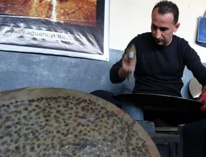 Mustafa Er stanbul'da Ermeni asll ustasndan zil alam ve yapmn renince stanbul'u brakp 2002'de memleketi Uzunkpr'ye dnd ve kendi atlyesini kurdu.