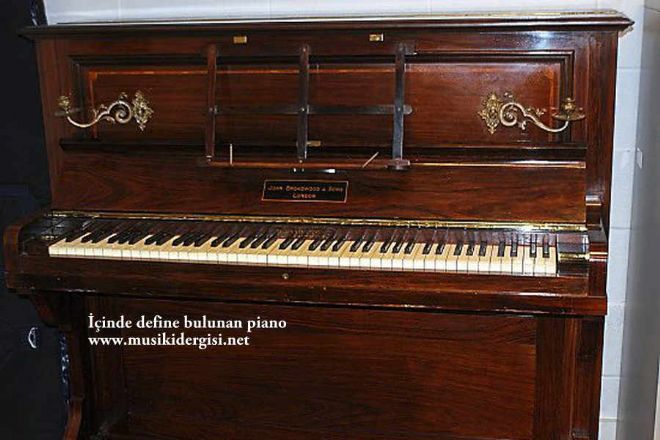 ngiltere'nin Shropshire blgesinde sahiplerinin tamire gnderdii duvar tipi piyanonun iinde incelikle gizlenmi 100 yllk hazine bulundu.