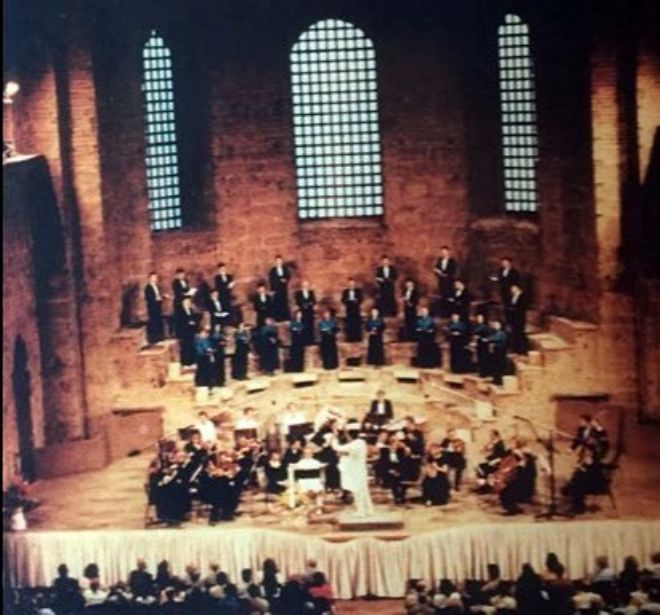 Ayangil Trk Mzii Orkestra ve Korosu'nun 1995 ylna ait Uluslararas Istanbul Festivali Aya rini Konserinin fotoraflarn grdm geen gn. Sevgili Begm Ayangil ve sevgili Cemile Kuzu  Facebook'ta paylamlar. Tam tamna 22 yl gemi zerinden. Neredeyse eyrek asr. Konserin balk ve ieriini de hatrlatmlar 