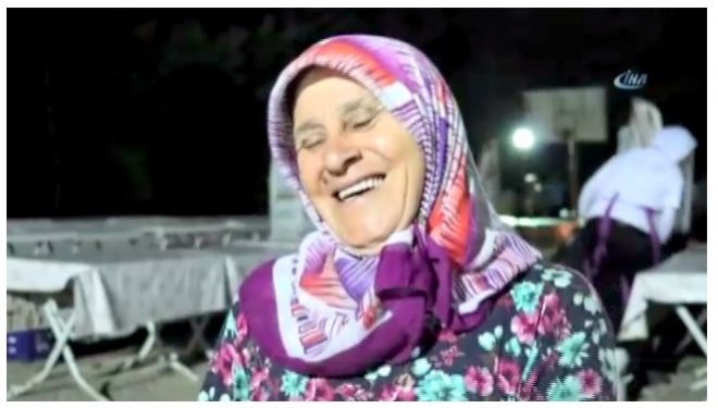 Antalyanın Gazipaşa ilçesinde ikamet eden 53 yaşındaki Ümmani Uysal, 2010 yılında köyünden ilçe merkezine gitmek için bindiği minibüsün kapısı aniden açılınca yola düşmesi  sonucu başından yaralandı ve kazanın ardından kaldırıldığı hastanede beyin ameliyatı oldu. Asıl ilginçlik bundan sonra yaşamının bir parçası oldu. Artık sol omuzu titriyor, her soru ve anlatmak istediği her konuyu manilerle anlatıyordu.