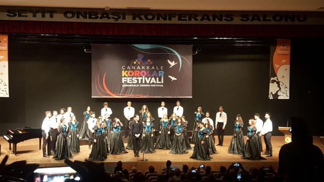 Çanakkale Korolar Festivali bu yıl (2017) 03-08 Temmuz tarihleri arasında gündüz Çanakkale İçdaş Kongre Merkezi'nde, gece ise Çanakkale Kordon'da Truva Atı'nın yanıbaşında bulunan mini tiyatroda gerçekleştirildi. Bu yıl bir ilk yaşandı. Koro Festivallerinde ilk kez geleneksel Türk müziği koroları da yer aldı. Ankara ODTÜ Mezunları Korosu, Bayraklı Belediyesi Korosu ve Pamukkale Üniversitesi THM Korosu. Yani 30 korodan 3'ü GTM korosu oldu. Bu birliktelikten tüm koroların ve halkın çok memnun olduğu kulislere yansıyordu. Geleneksel Türk müziği koristleri ise farklı bir seslendirme disiplinini bizzat yaşadılar. Türkiye'de mavcut 5000 geleneksel Türk müziği korosu'na böyle bir disiplini -bir kez olsun- mutlaka yaşatmak gerek.