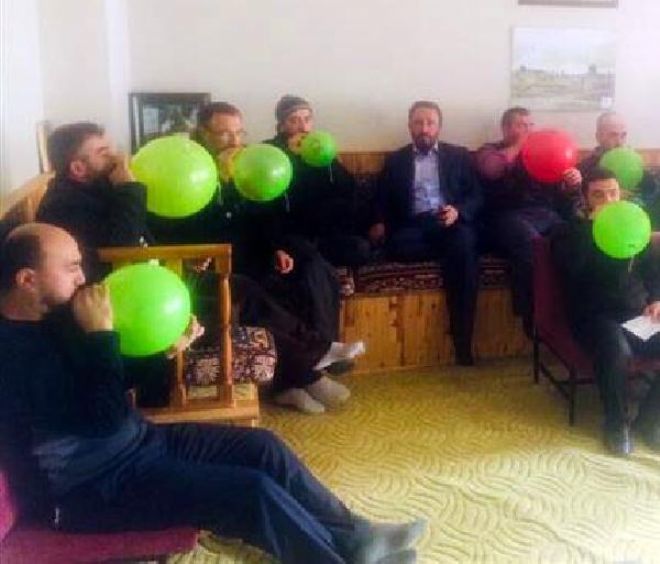 Yozgat'ta l Mftl'nce dzenlenen Ezan Gzel Okuma Kursunda kursa katlan imam-hatiplerin diyaframlarn gelitirmek amacyla yapmalar istenen altrmalardan biri de balon iirme almasyd.