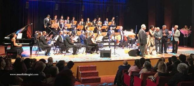 Günümüz geleneksel Türk müziğinin  en önemli bestecilerinden Prof. Yalçın Tura'nın eserleri  09 Kasım 2018 günü İstanbul CRR'de Melihat Gülses tarafından seslendirildi. Konseri İhsan Özer yönetti.