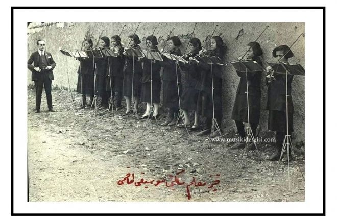 Sivas Kz Muallim Mektebi Musiki dersi - 1927;
Musiki Muallim Mektebi'nin kuruluundan bir yl sonra.
