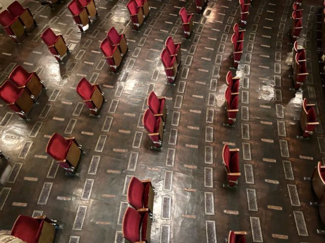 Herkesin merak ettiği soruya -1949 yılından bu yana Berlin'in Mitte ilçesinde faaliyet gösteren ve Bertolth Brecht ile oyuncu arkadaşı tarafından kurulmuş bulunan- Le Berliner Ensemble kendi tiyatro salonu düzenlemesiyle cevap verdi. İşte covit19 mikrobuna karşı salonun yeni koltuk düzeni...